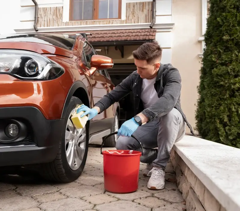 Lavage auto à domicile Saint-Séverin : professionnel intervenant sur un véhicule